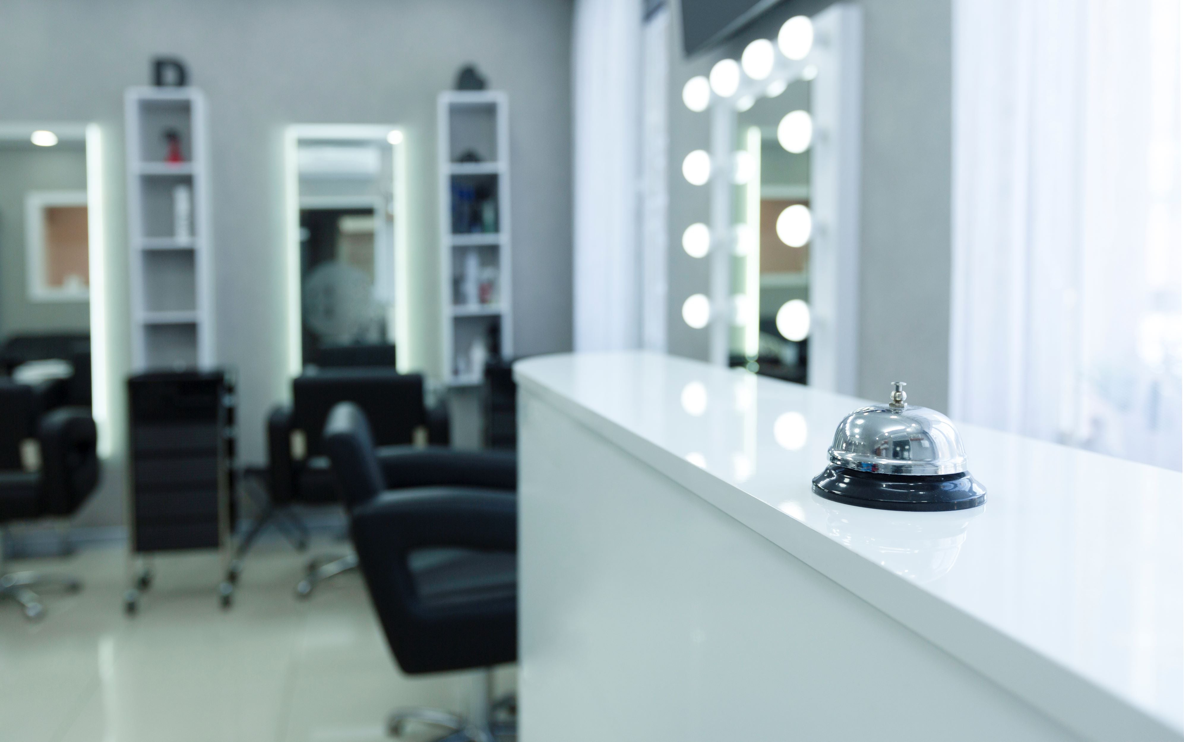 Top 5 Lighting Fixtures for Creating Atmosphere in a Beauty Salon